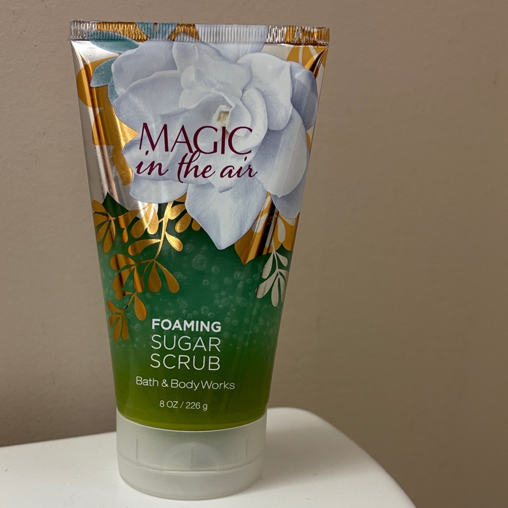 Bath & Body Works Magic in the Air Foaming Sugar Scrub exfoliating
body wash
